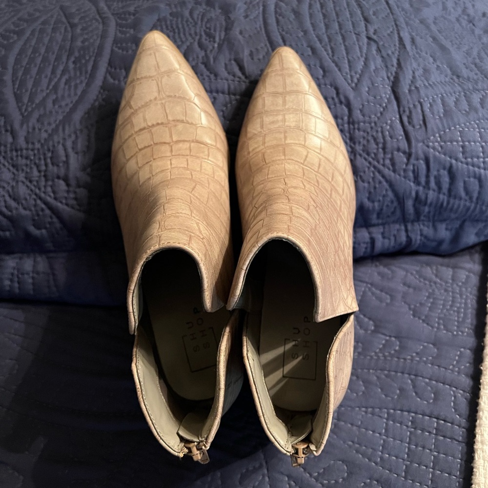 Beautiful boots worn 5 times, just not me. Only one flaw on heel
